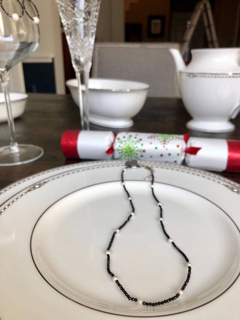 Sommer Geschenk-Spinell Schwarz Weiß Süßwasserperlen-Facettierte Schwarze Edelstein Halskette von FigLeafAdornments