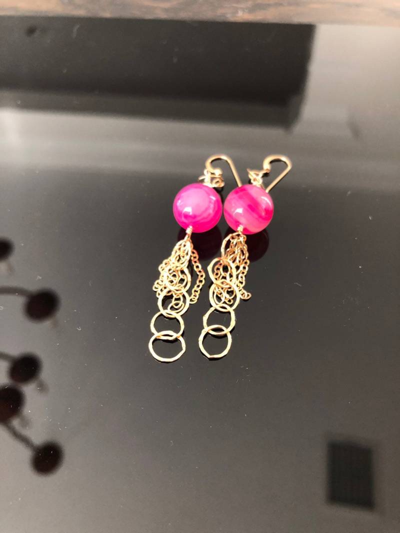 Sommer Geschenke Für Sie-Pink Pinkalicious Achat Und 14K Gold Filled Multi-Chain Quaste Ohrringe von FigLeafAdornments