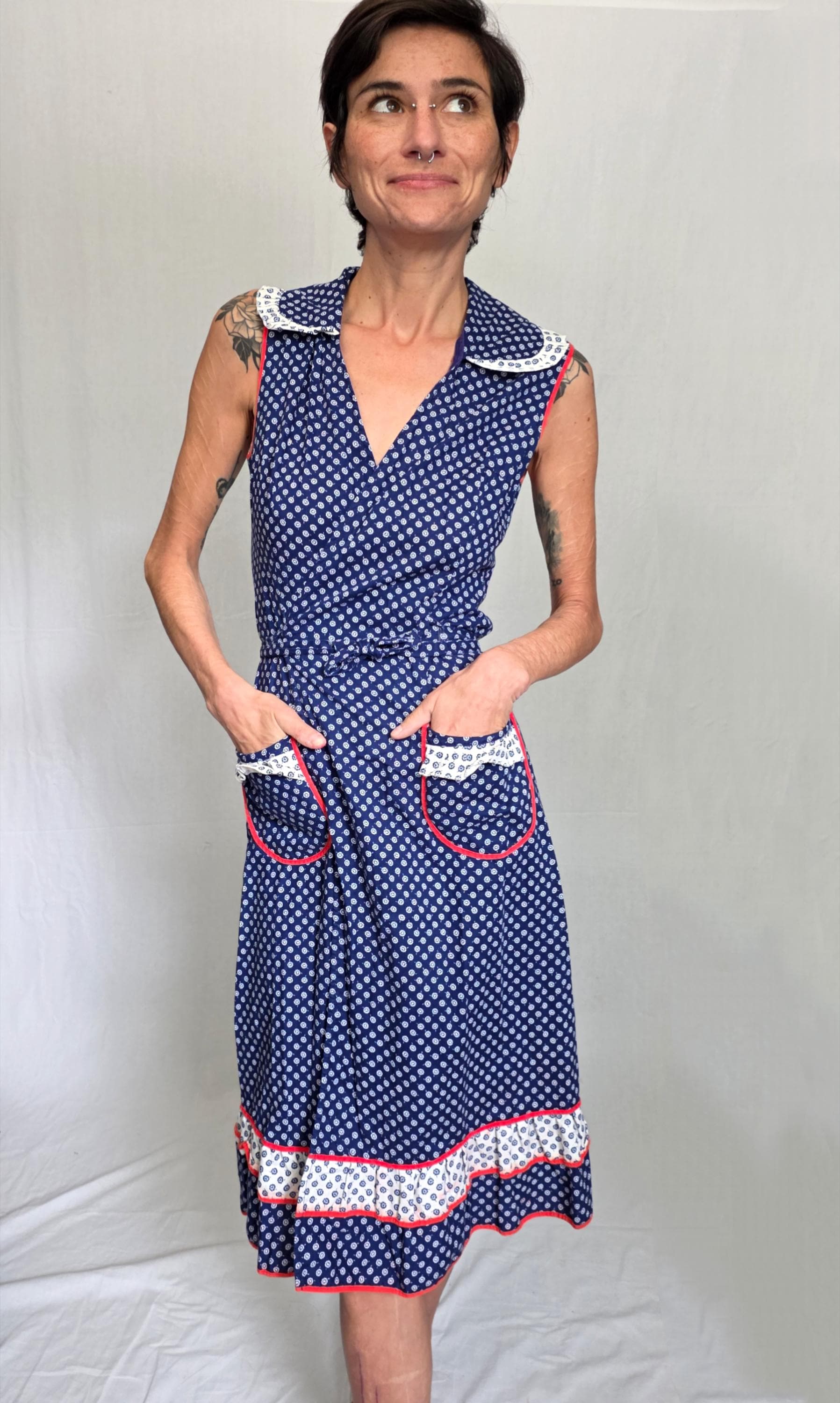 1970Er Jahre Blaues Baumwoll-Wickel-Sommerkleid - Vintage Prairie Cottagecore-Kleid Mit Taschen Und Rüschensaum von Figure8Vintage