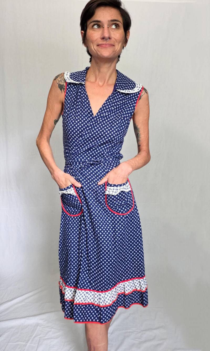 1970Er Jahre Blaues Baumwoll-Wickel-Sommerkleid - Vintage Prairie Cottagecore-Kleid Mit Taschen Und Rüschensaum von Figure8Vintage