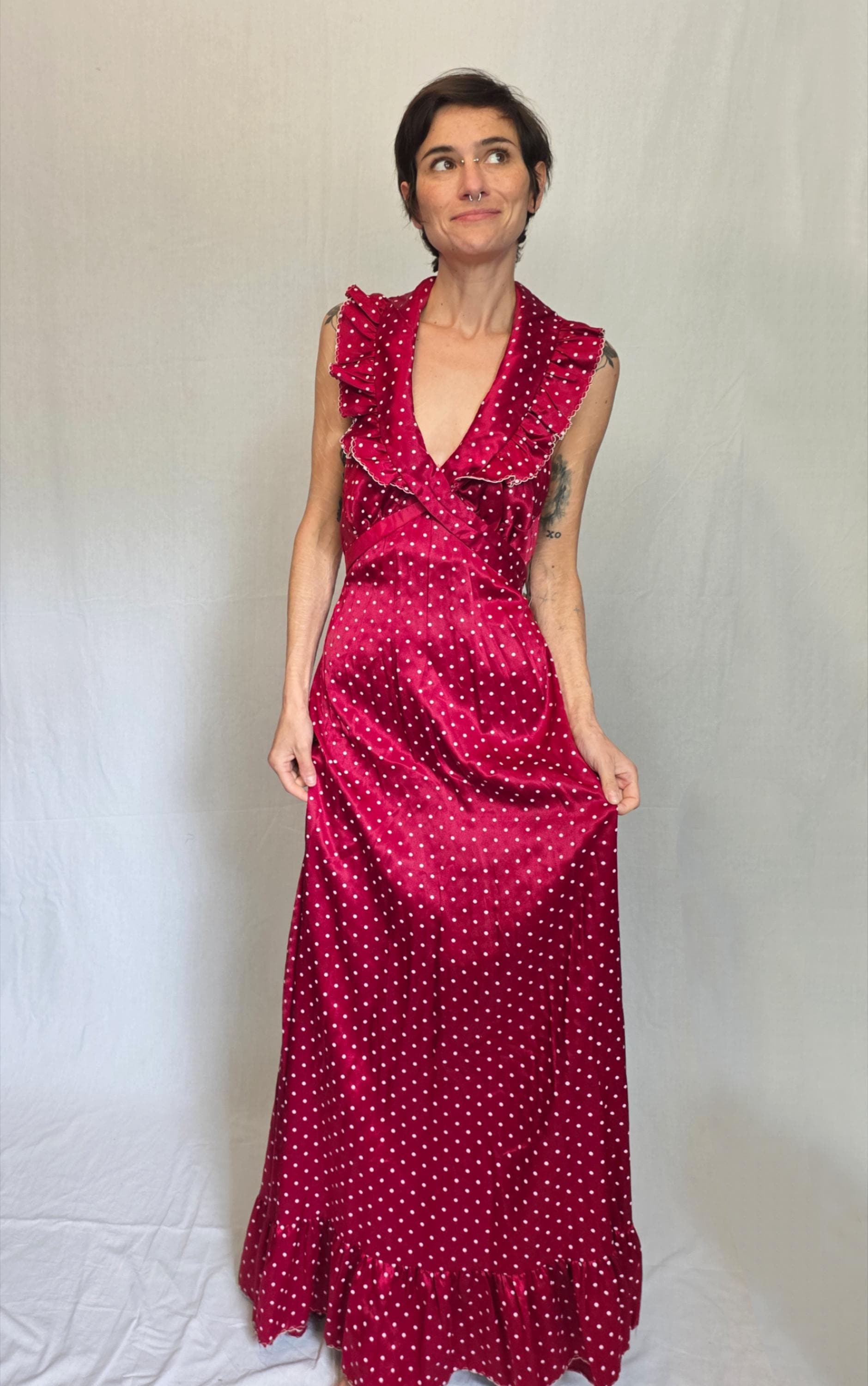 1970Er Jahre Rotes Gepunktetes Satin Maxikleid Mit Offenem Rücken S von Figure8Vintage