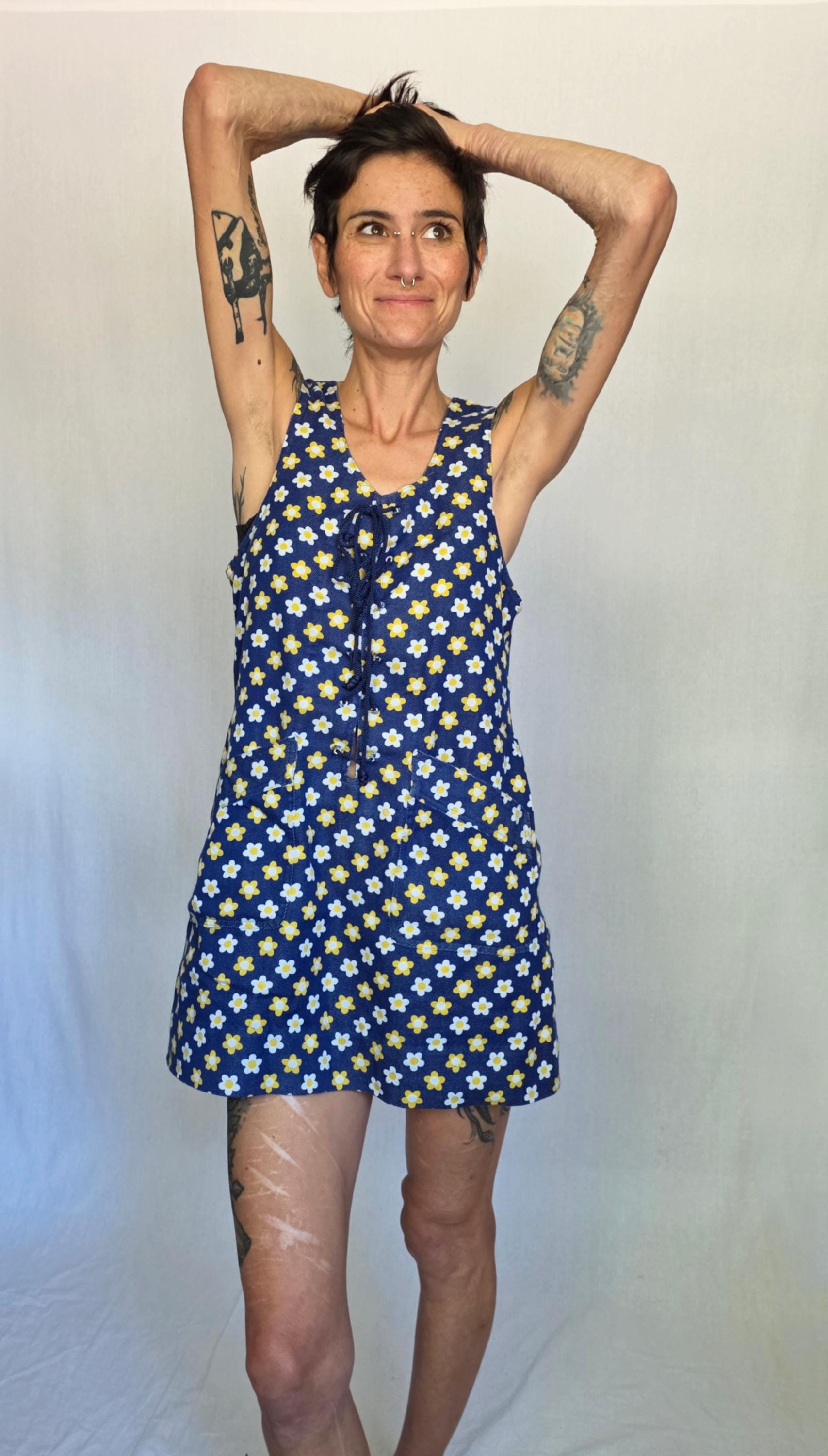 60Er/Frühe 70Er Jahre Daisy Print Denim Mini Kleid - Ärmellos in A-Linie von Figure8Vintage