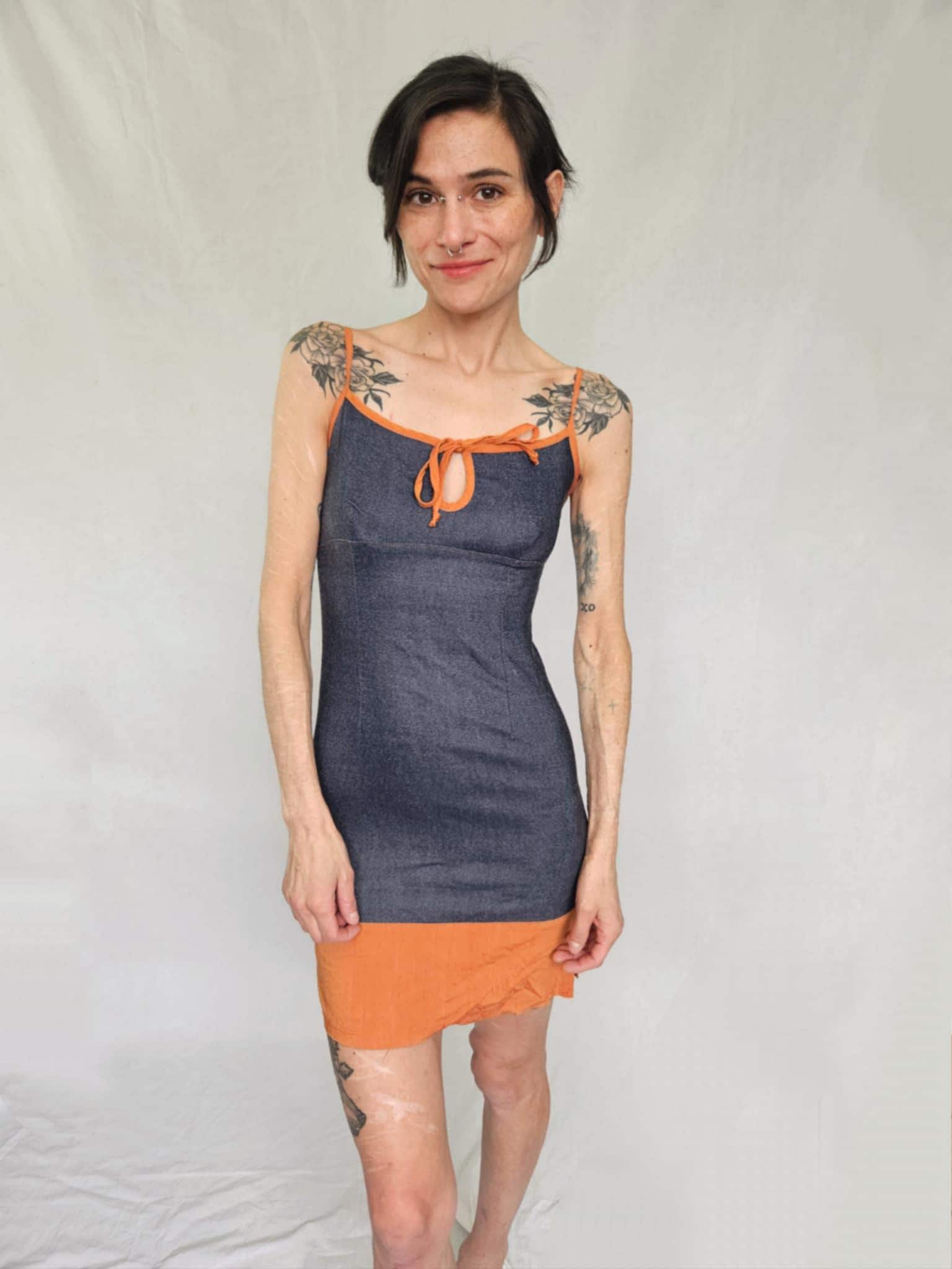Y2K Denim Mini Kleid Stretch Bodycon Mit Orangefarbener Zierleiste von Figure8Vintage