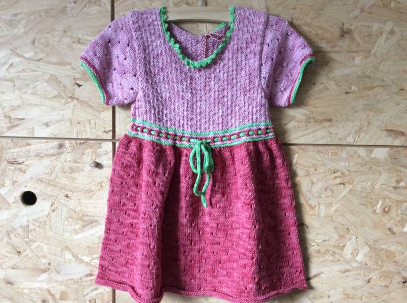 Mädchenkleid - Rosa Und Rot, Größe 98/104 Aus Weicher Baumwolle Mädchenkleid - Rosa Und Rot, Größe 98/104 Aus Weicher Baumwolle von Fijnvandraat