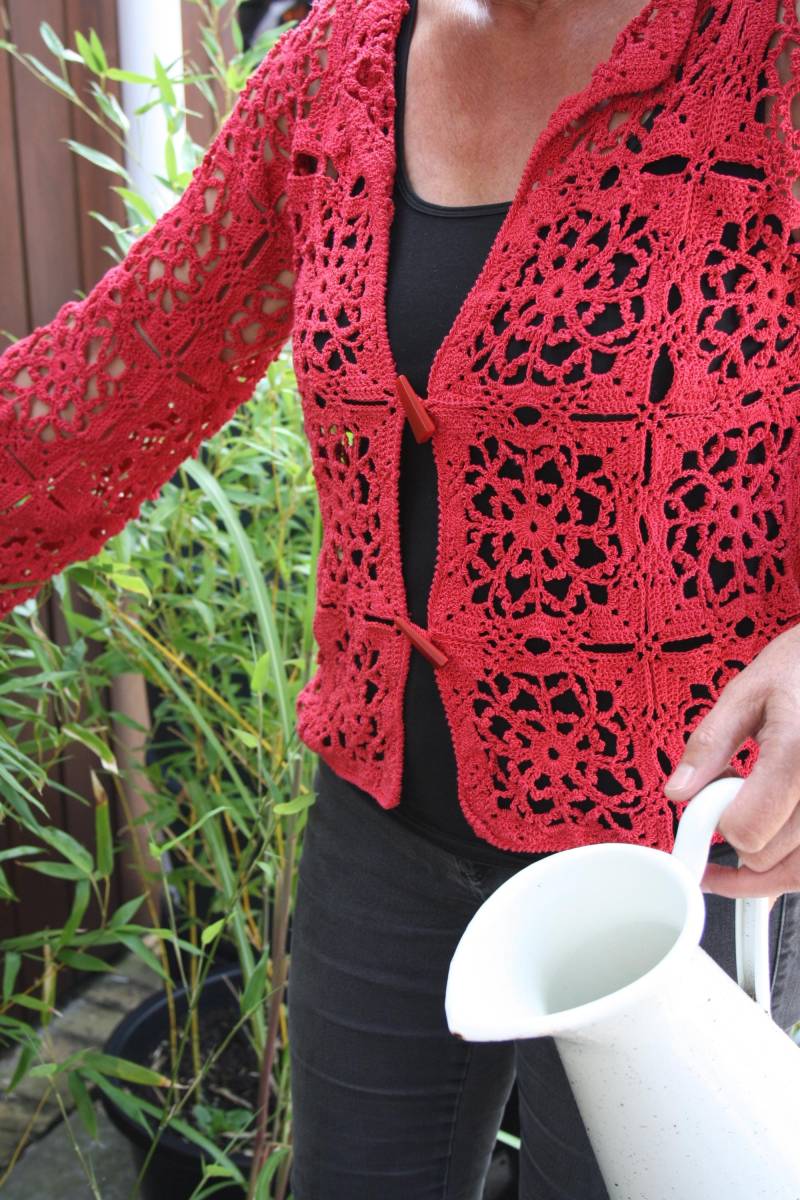 strickjacke Aus Gehäkelten Quadraten strickjacke Aus Gehäkelten Quadraten von Fijnvandraat