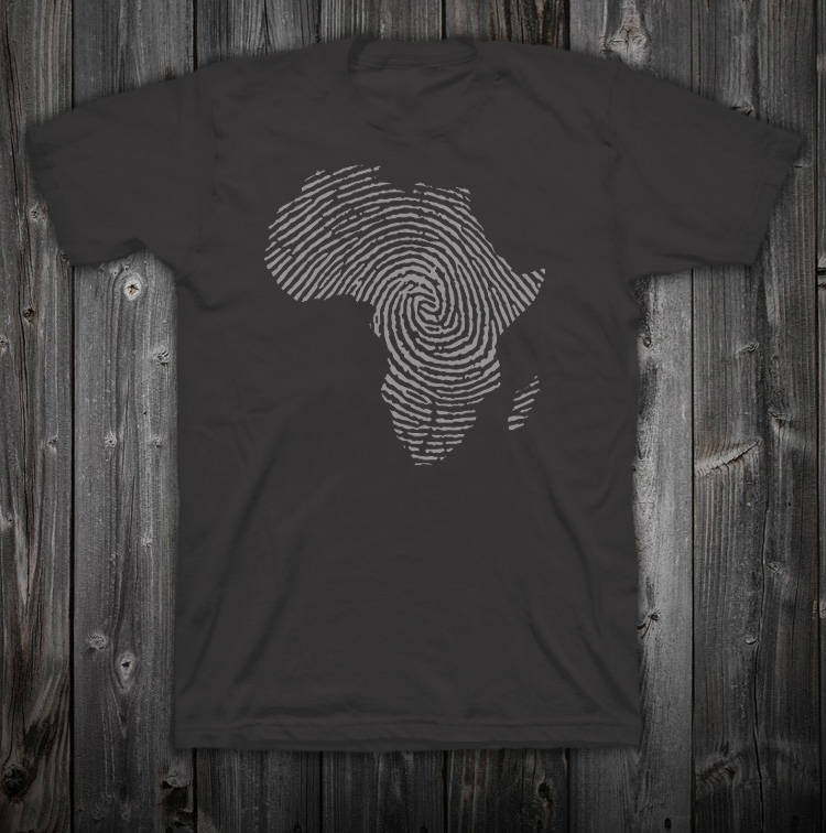 Unisex-Kurzarm-T-Shirt Mit Einer Karte Von Afrika Und Einem Fingerabdruck, Dem Ursprung Der Menschheit Unisex-Kurzarm-T-Shirt Mit Einer Karte Von Afrika Und Einem Fingerabdruck, Dem Ursprung Der Menschheit von FikerAfrica