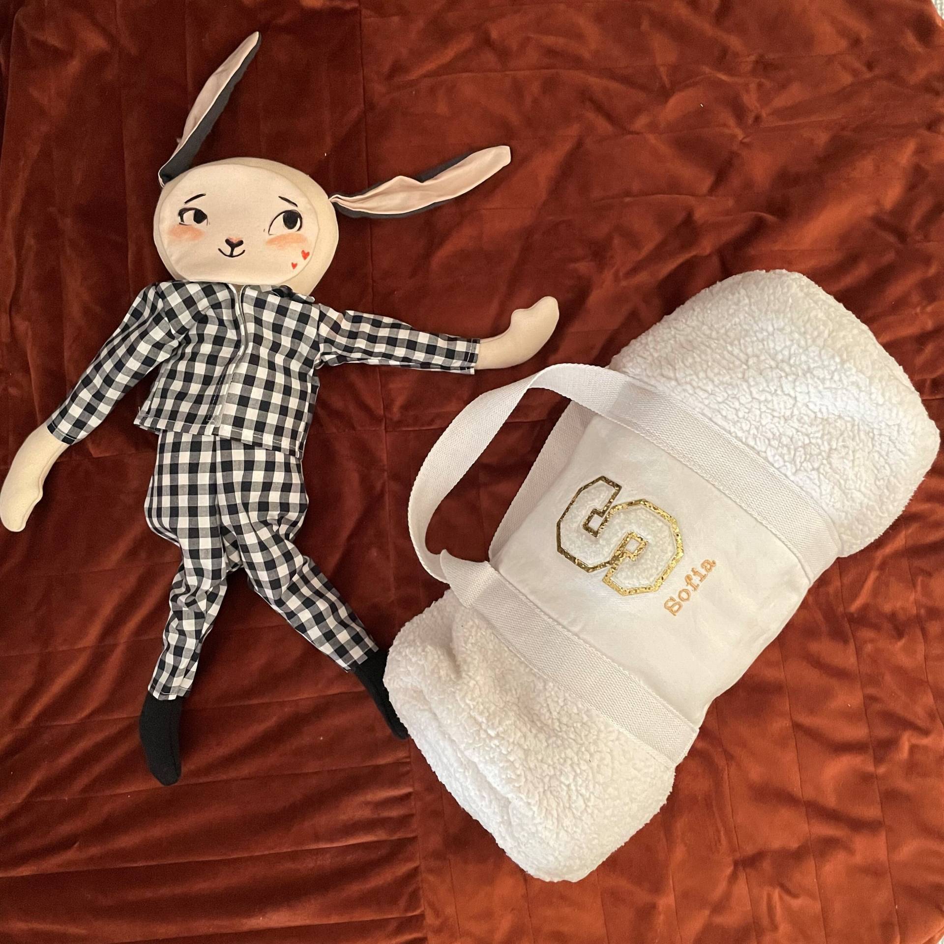 Initial Gold Und Kunstfell Polochon Tasche Initial Gold Und Kunstfell Polochon Tasche von FilEtPetiteAiguille