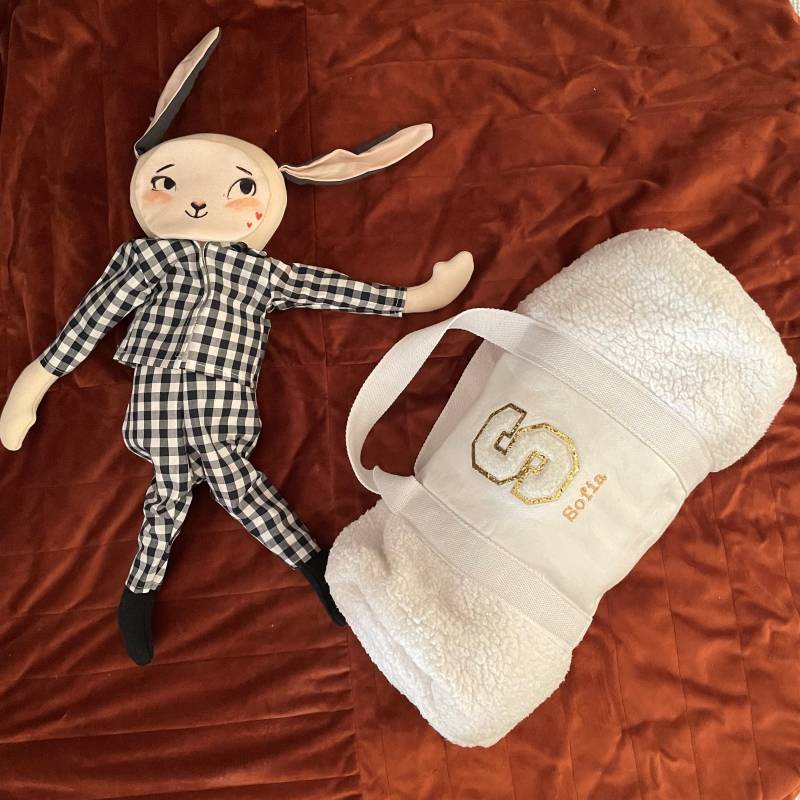 Initial Gold Und Kunstfell Polochon Tasche Initial Gold Und Kunstfell Polochon Tasche von FilEtPetiteAiguille