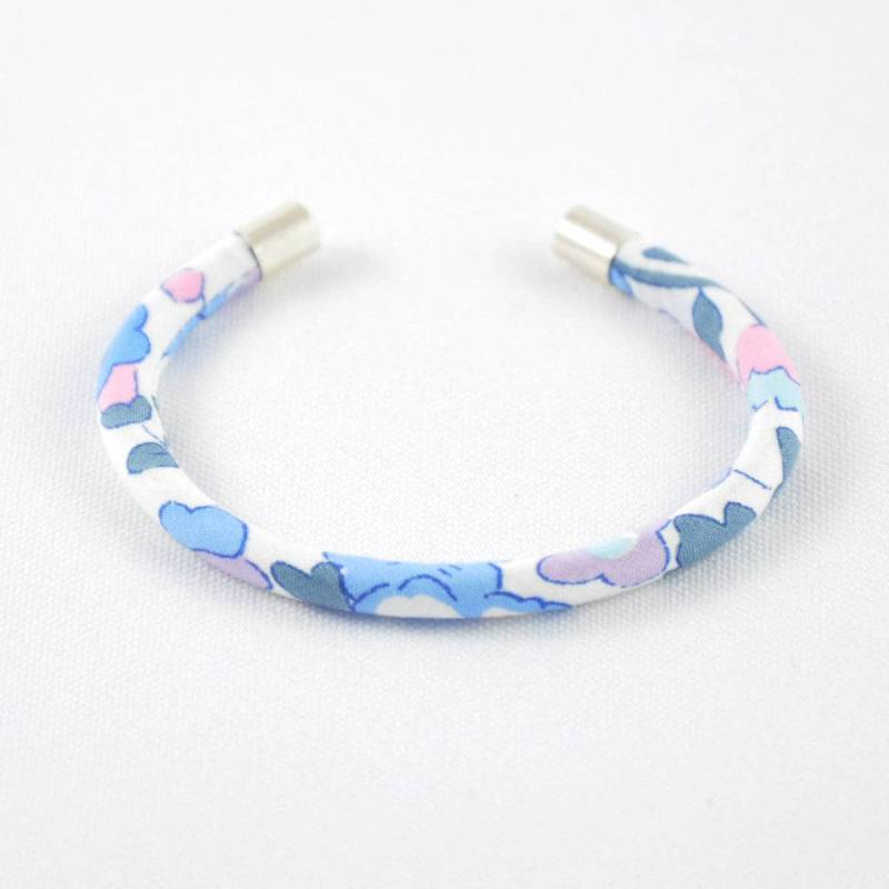 Himmelblauer Armreif „Liberty Betsy" von FilGoodCreations