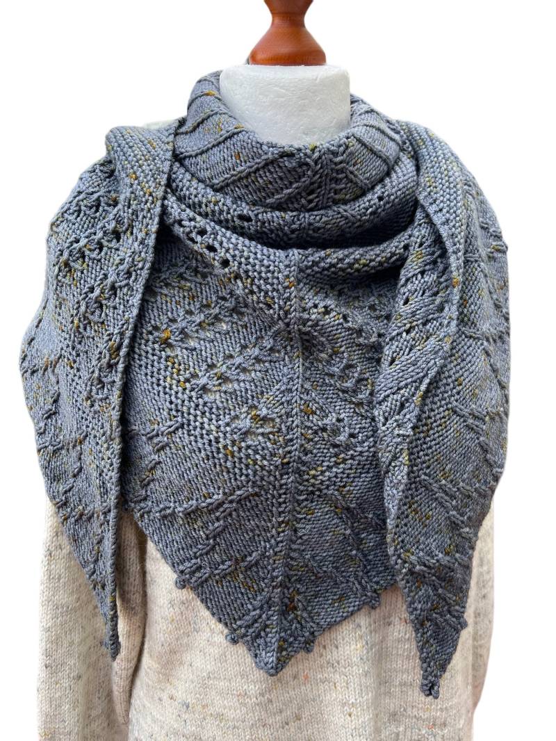 Handgestricktes Dreieckstuch Im Mustermix Aus Handgefärbter Wolle von FilafilKreationen