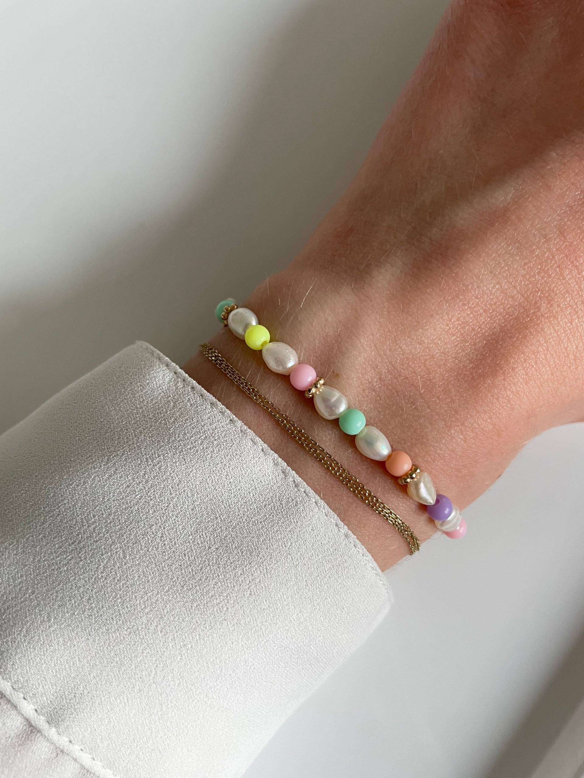 Buntes Armband Süßwasserperlen - Pastellfarben Goldene Details Geschenk Liebe Freunschaft Boho Style Buntes Armband Süßwasserperlen - Pastellfarben Goldene Details Geschenk Liebe Freunschaft Boho Style von FiliCollection