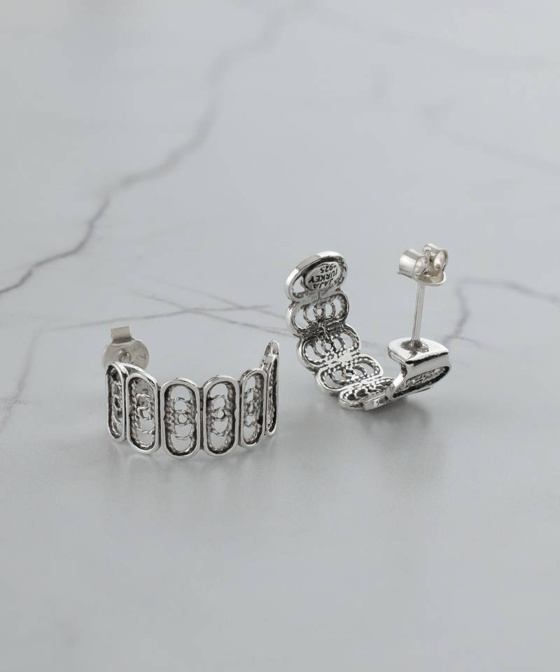 Silber Filigran Boho Huggie Breite C Hoop Ohrringe, 925 Sterling Einzigartiges Design Verzierten Gothic Ohrringe Handwerker Handgefertigt Handgemacht von FiligranSilver