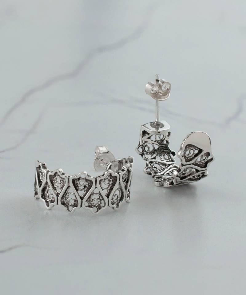 Filigrane Boho Huggie Breite C Creolen, 925 Sterling Silber Blatt Einzigartige Gothic Ohrringe Handwerker Handgefertigter Filigraner Handgemachter von FiligranSilver