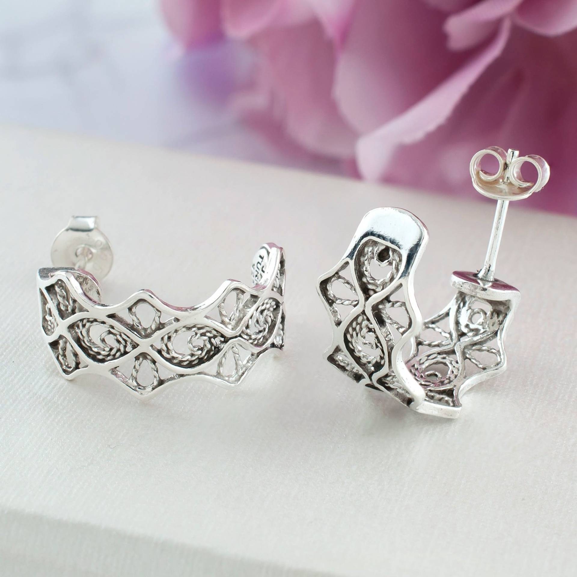 925 Sterling Silber Floral Design Huggie C Hoop Frau Ohrstecker, Handgefertigte Filigrane Kunst Semi Ohrringe von FiligranUSA