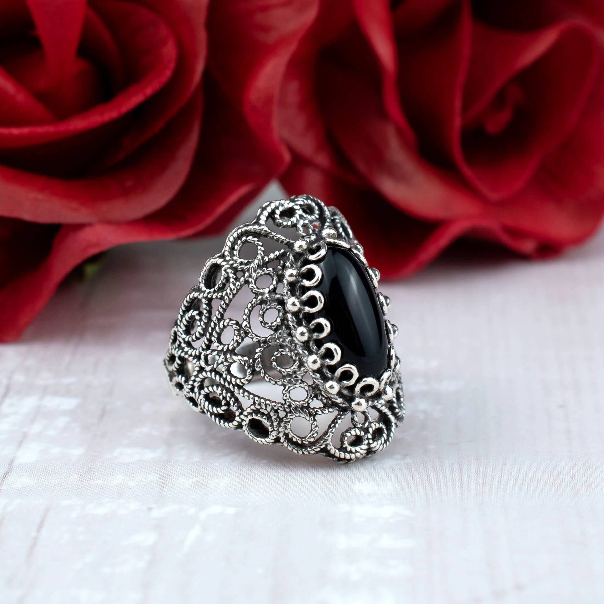 Auffallender Schwarzer Onyx Edelstein Frauen Cocktail Ring, Komplizierte Filigrane Spitze Design Sterling Silber Jahrestagsgeschenk Her von FiligranUSA