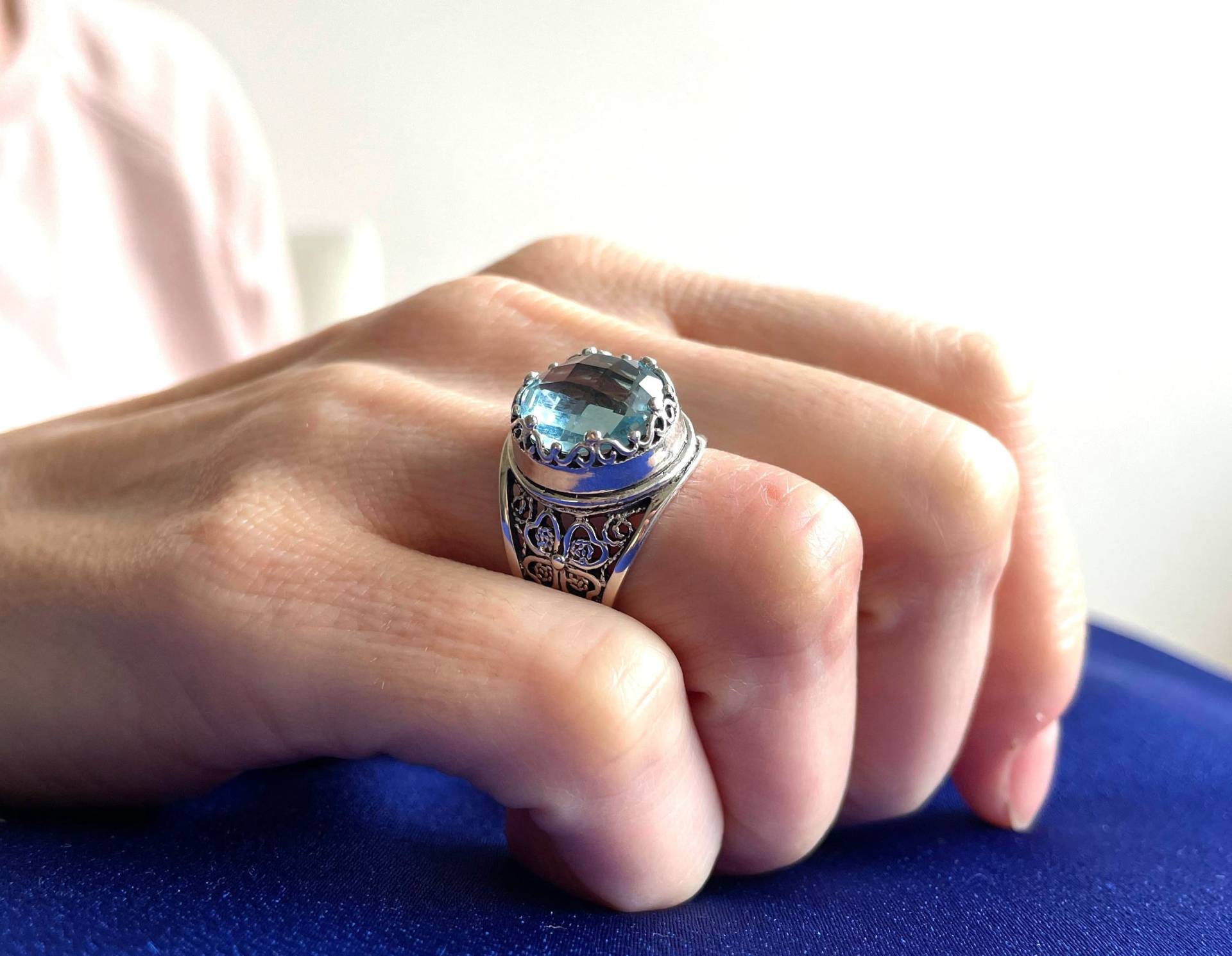 Handgefertigter Sterling Silber Filigraner Kunst Vierblättriges Kleeblatt Cocktail Ring, Himmel Blauer Topas Edelstein Frauen Dezember Geburtsstein von FiligranUSA