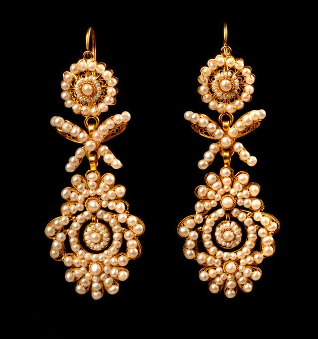 Filigrane Ohrringe in Form Einer Uhr. Lange 750 Gold Mit Perle Oder Koralle. Handmade Schmuck. Luis Méndez Artesanos. Spanien von FiligranaGallery