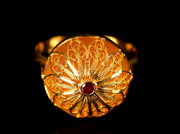 Filigraner Knopf Ring Aus 750 Gold Und Rubin Stein. Wunderschöner Verlobungsring. Ein Einzigartiger Schmuck. Handgefertigt Von Luis Méndez von FiligranaGallery