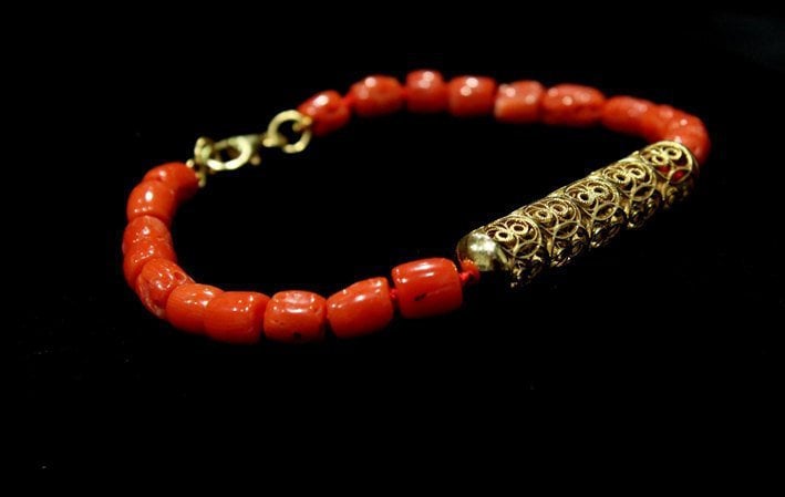 Röhrenperlenarmband. 18K Goldröhrchen Und Natürliche Koralleperlen. Exquisite Filigrane Bastelarbeit. Einzigartiges Schmuckstück. Luis Méndez von FiligranaGallery