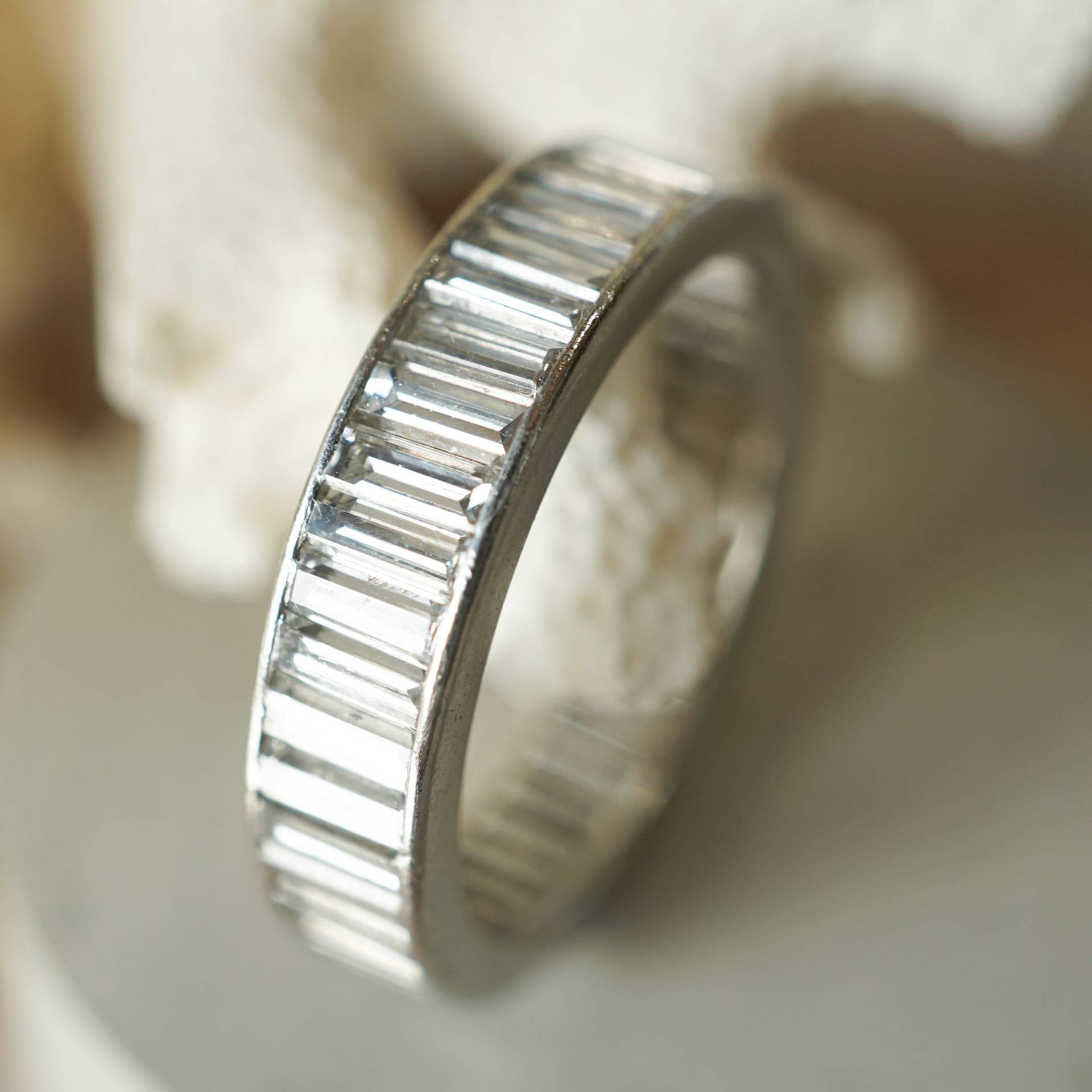 2, 94 Smaragdschliff Diamant Eternity Band in Platinum von FiligreeJewelers