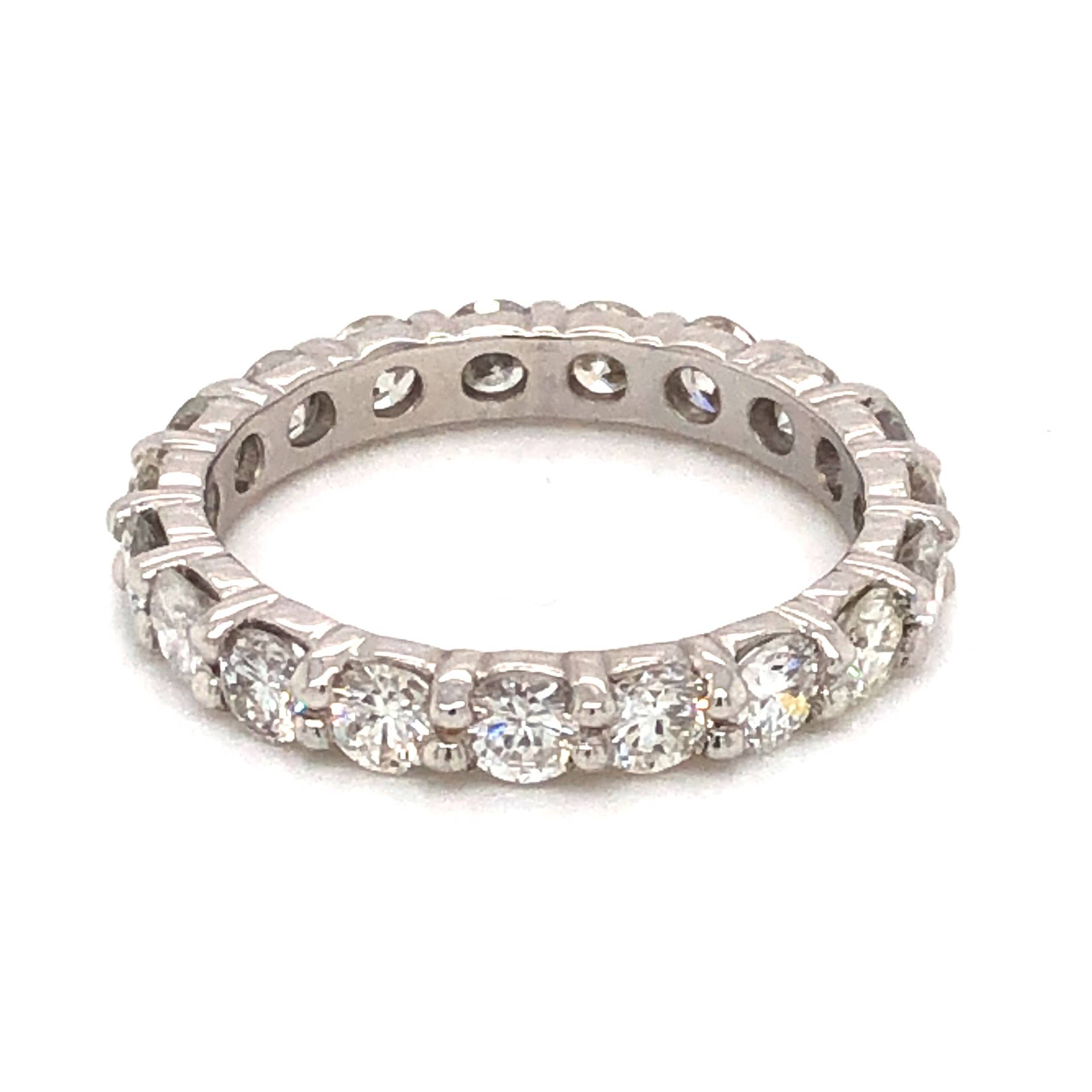 2.28 Diamant Eternity Band in 14K Weißgold von FiligreeJewelers