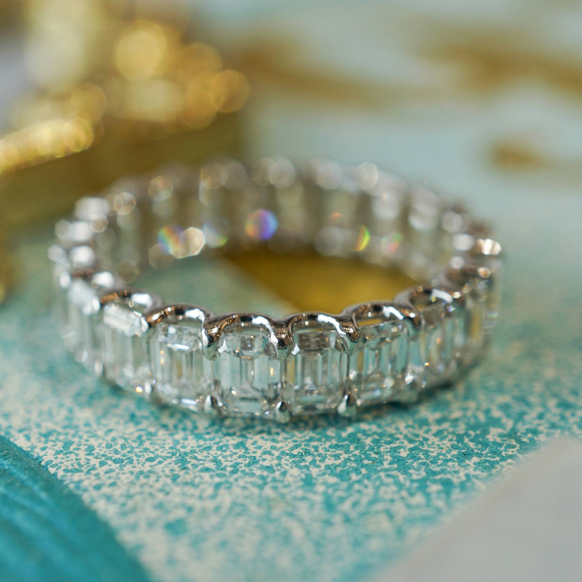 4.39 Smaragdschliff Diamant Eternity Band in Platin von FiligreeJewelers