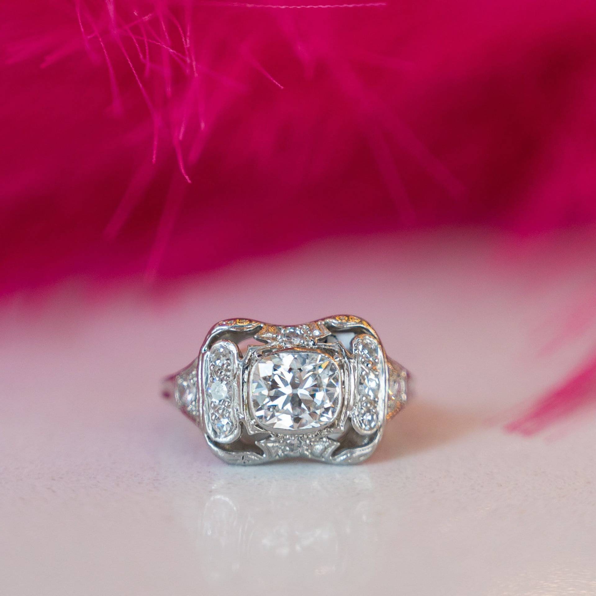 Art Deco Verlobungsring Mit Diamant Im Kissenschliff in Platin von FiligreeJewelers