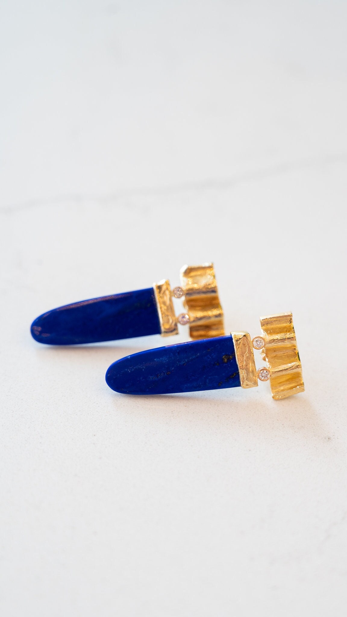 Cabochon Lapis Lazuli Tropfen Ohrringe in 14K Gelbgold von FiligreeJewelers