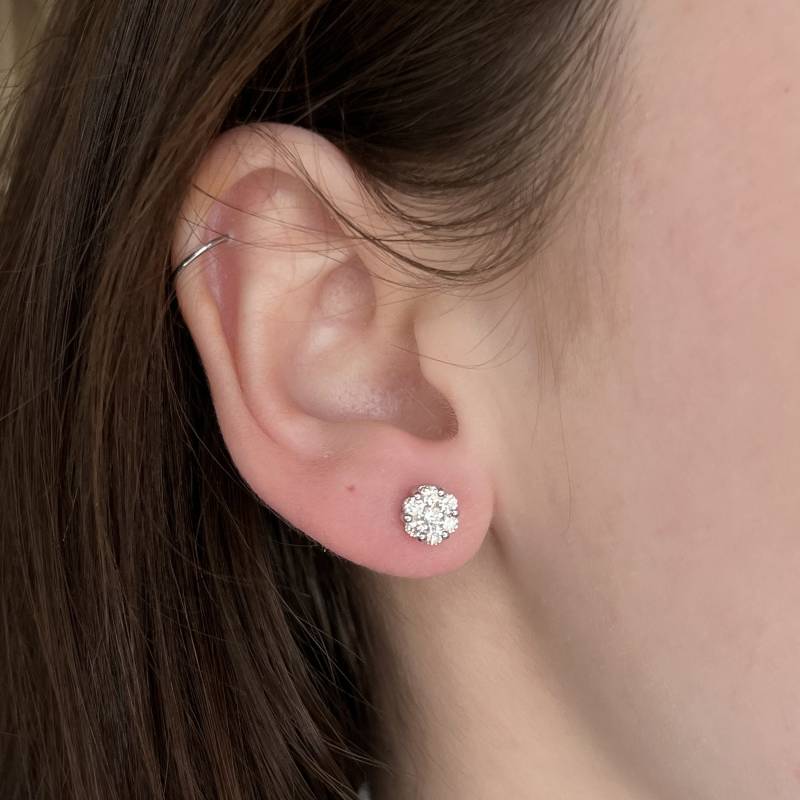 Cluster Pave Ohrstecker Mit Runden Brillanten in 18K von FiligreeJewelers