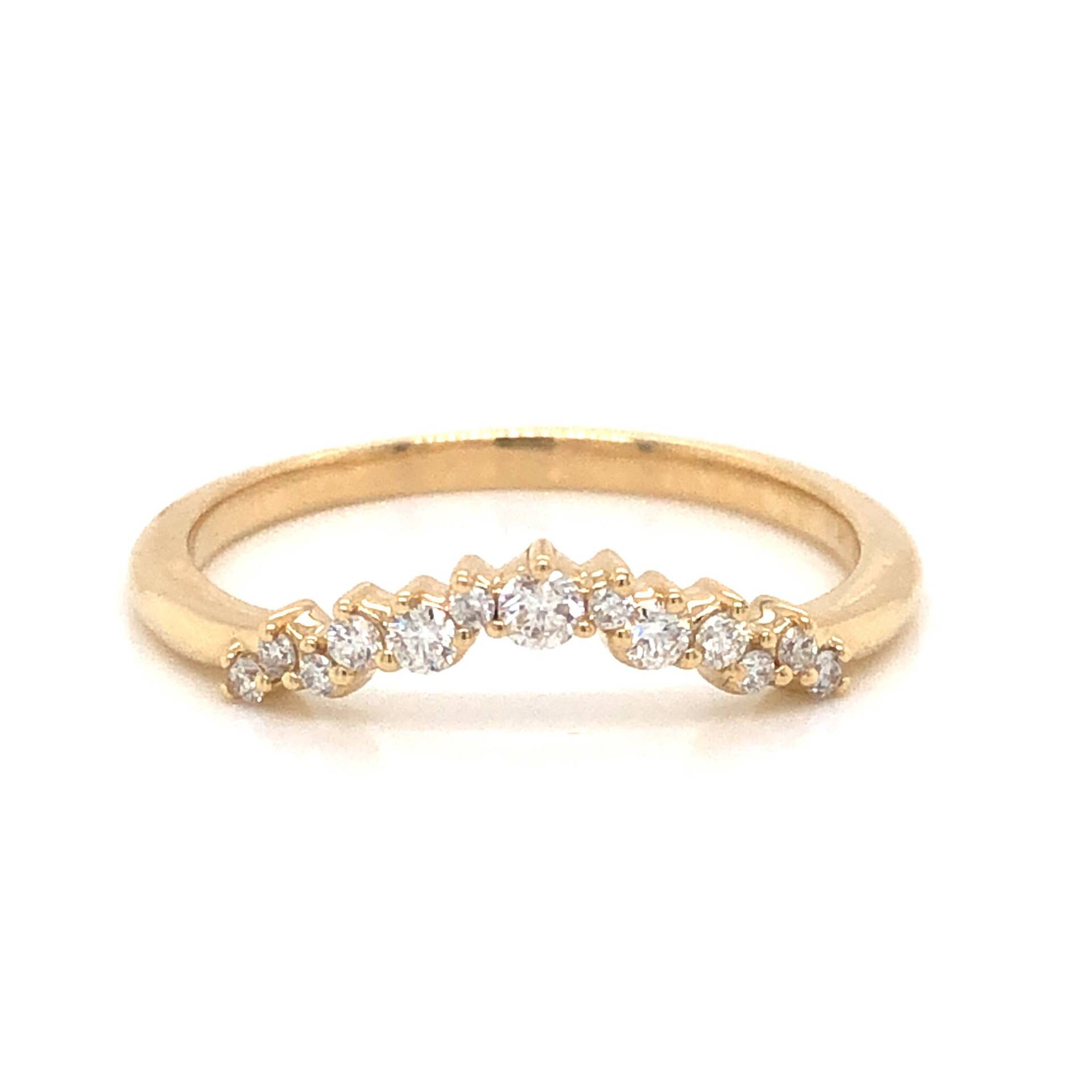 Diamantkontur Hochzeitsband in 14K Gelbgold von FiligreeJewelers