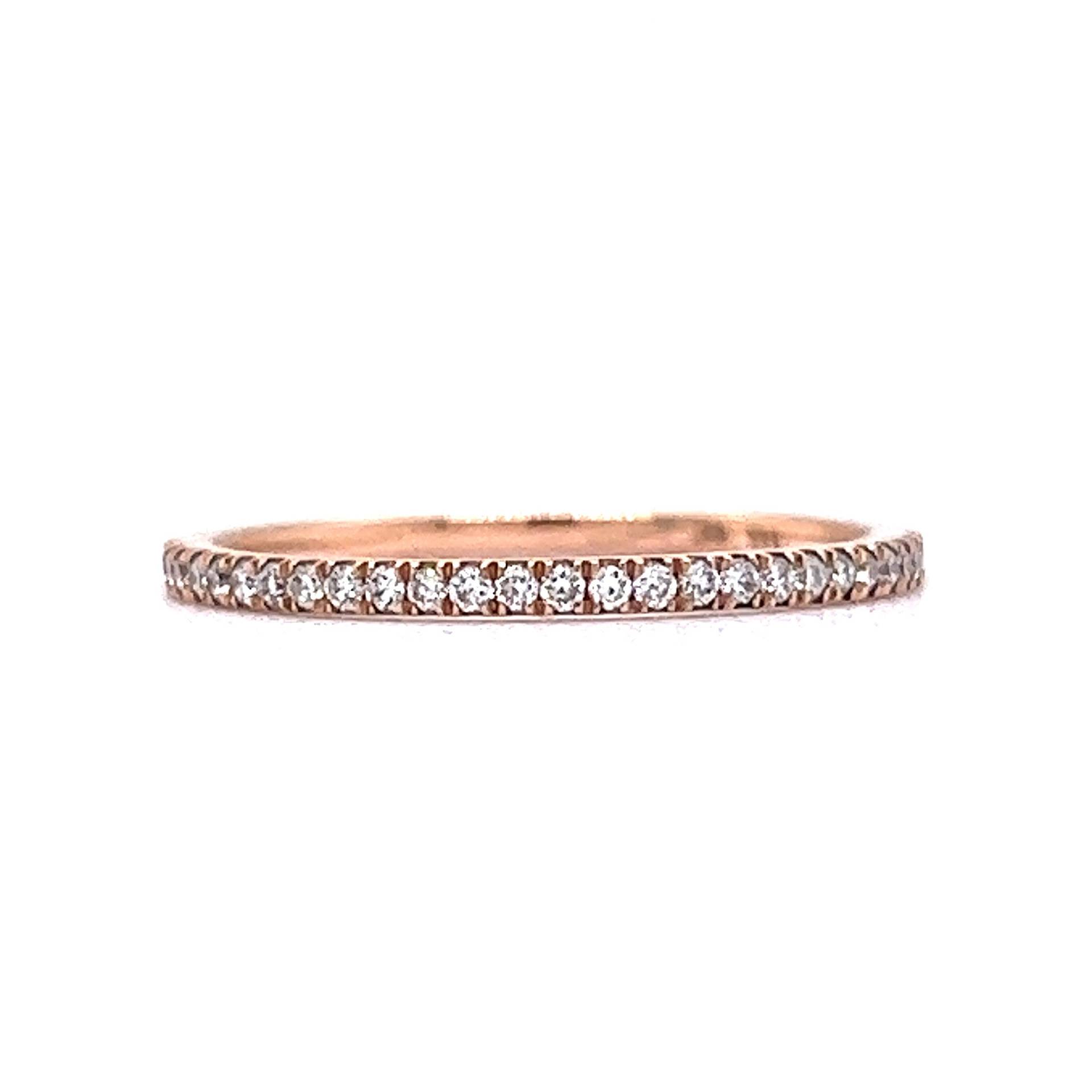 Dünner Halb-Eternity Diamant Ehering in 14K Roségold von FiligreeJewelers