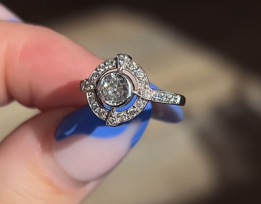 Halbkarätiger Halo-Diamant-Verlobungsring Aus 18 Karat Weißgold von FiligreeJewelers