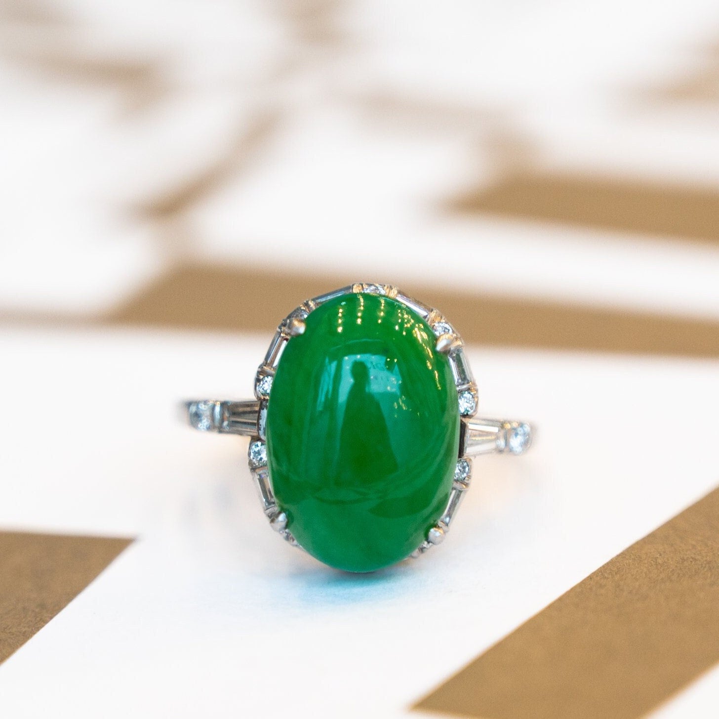 Jade Und Diamant Cocktail Ring in Platin von FiligreeJewelers