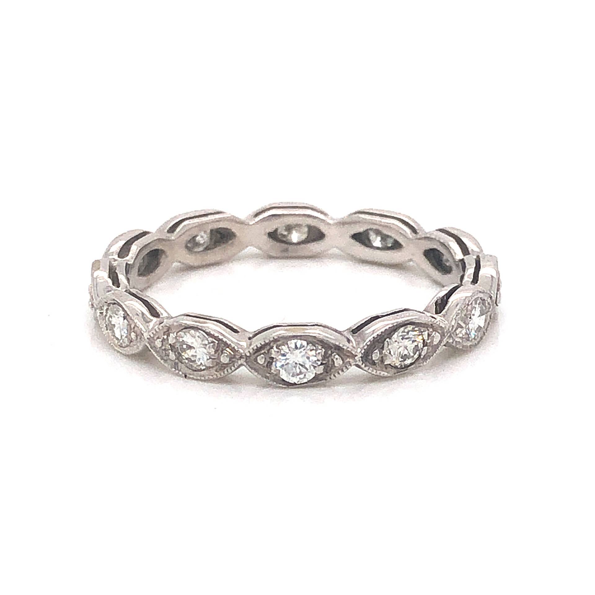 Marquise Station Diamant Eternity Band in 18K Weißgold von FiligreeJewelers