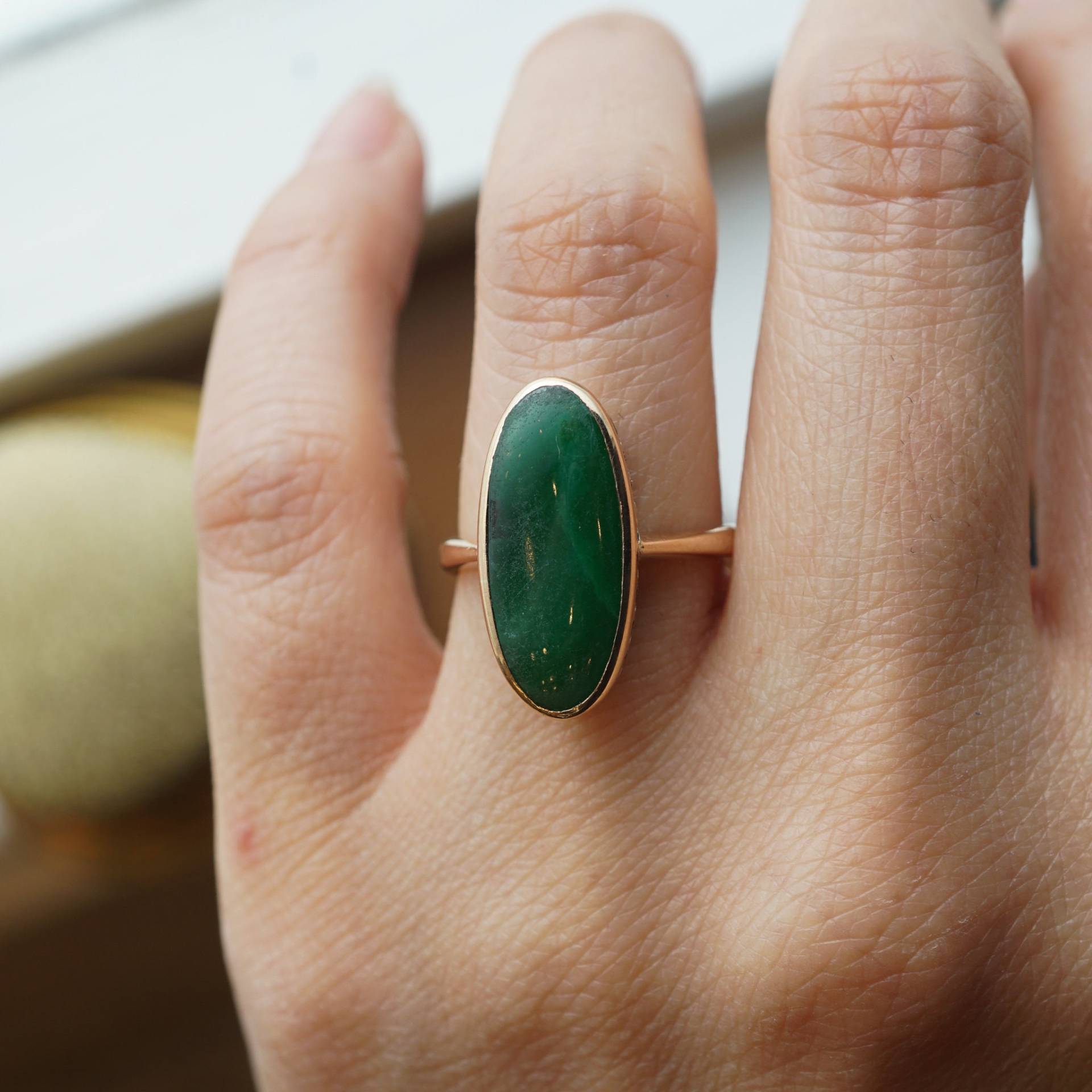 Mid-Century Länglicher Ovaler Jade Ring in 14K Gelbgold von FiligreeJewelers