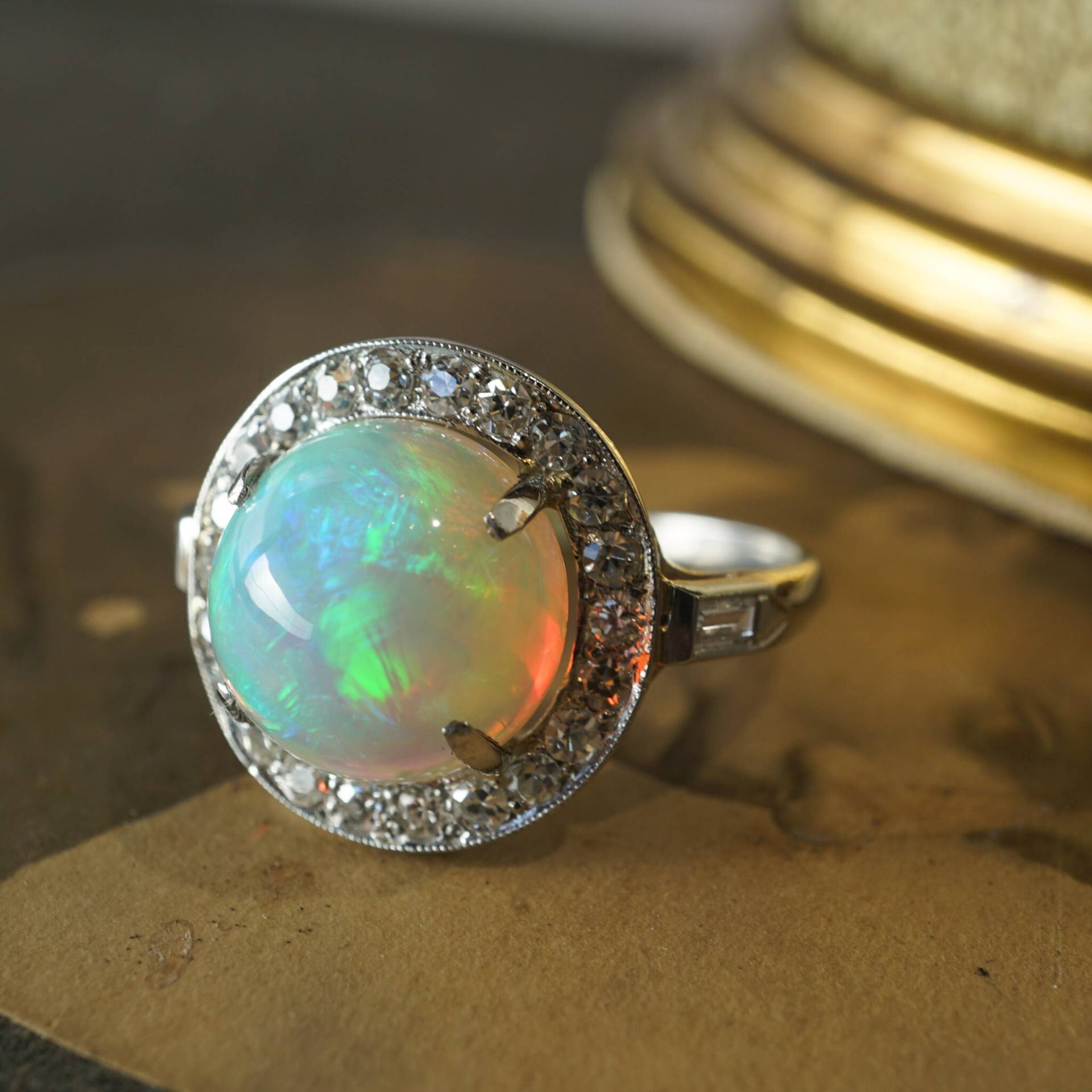 Runder Cabochon Opal & Diamant Cocktail Ring in Platin von FiligreeJewelers