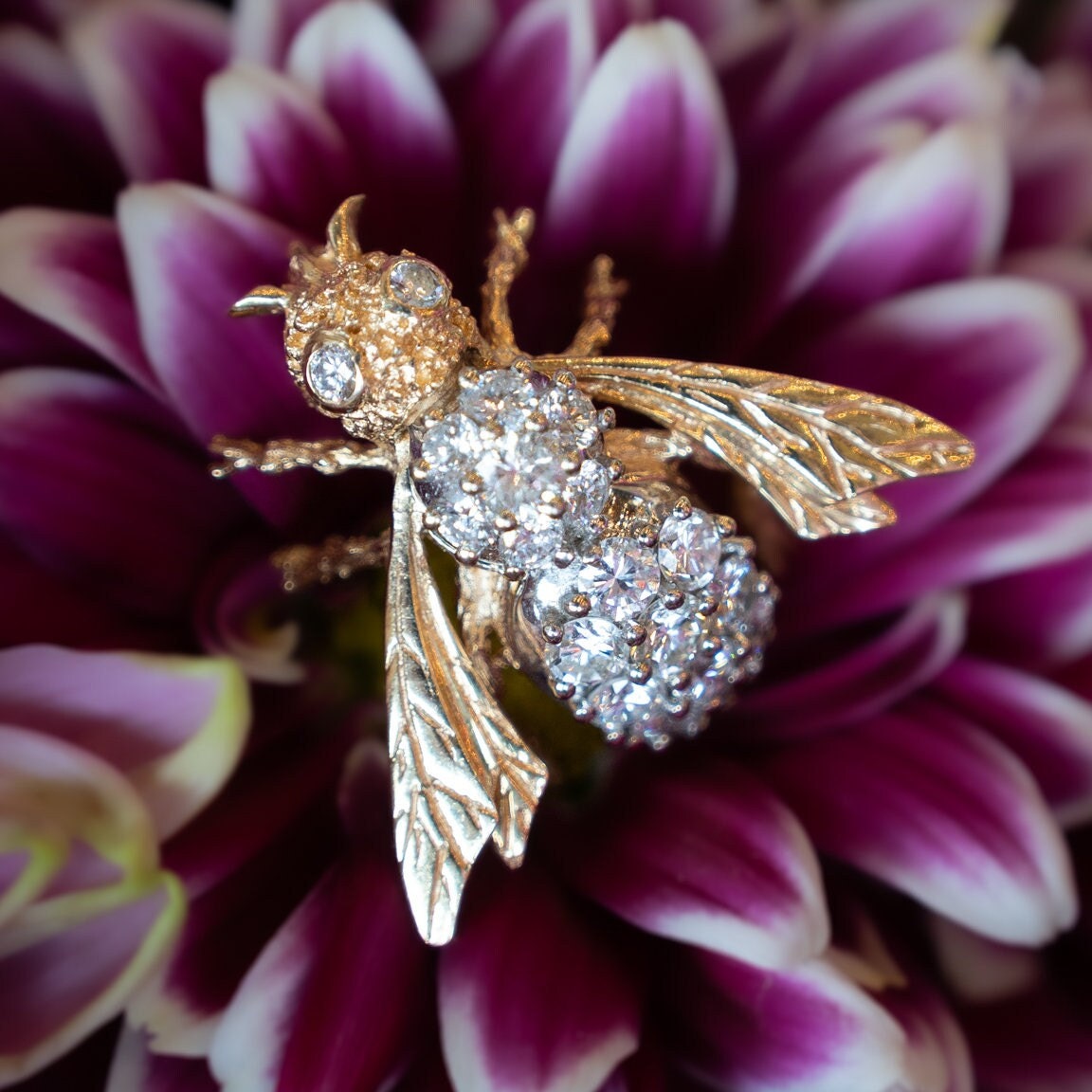 Vintage Biene Anstecknadel Mid-Century 2.14 Runde Diamanten Im Brillantschliff in 14K Weiß - Und Gelbgold von FiligreeJewelers