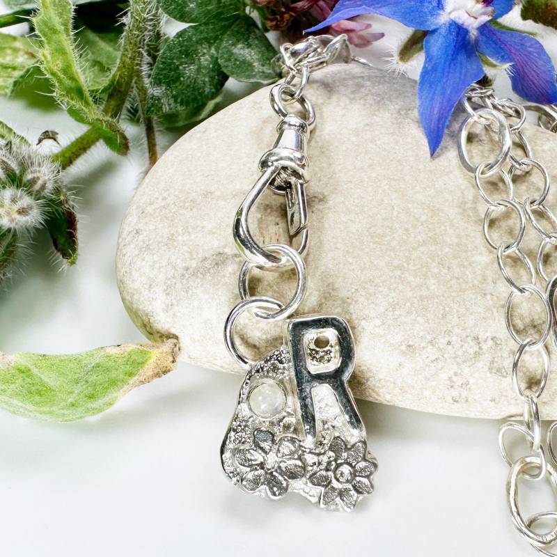 Echte Silber Buchstaben Anhänger, Mondstein, Buchstaben, Personalisierter, Initial Halskette, Gliederkette, Geschenk, Charm, Blumen von Filigry