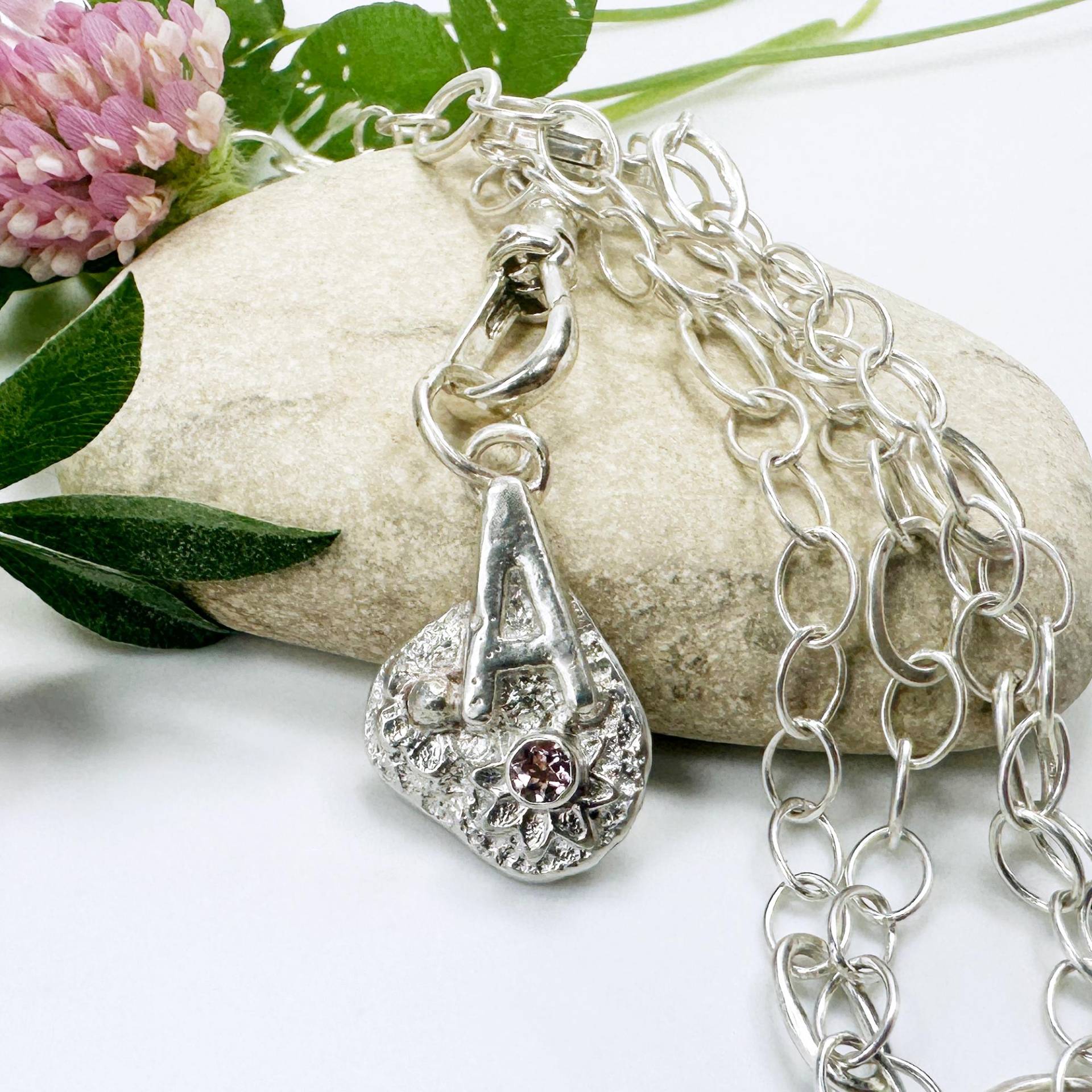 Echte Silber Buchstaben Anhänger, Rosa Pink Turmalin, Buchstaben, Personalisierter, Initial Halskette, Gliederkette, Geschenk, Charm, Blumen von Filigry