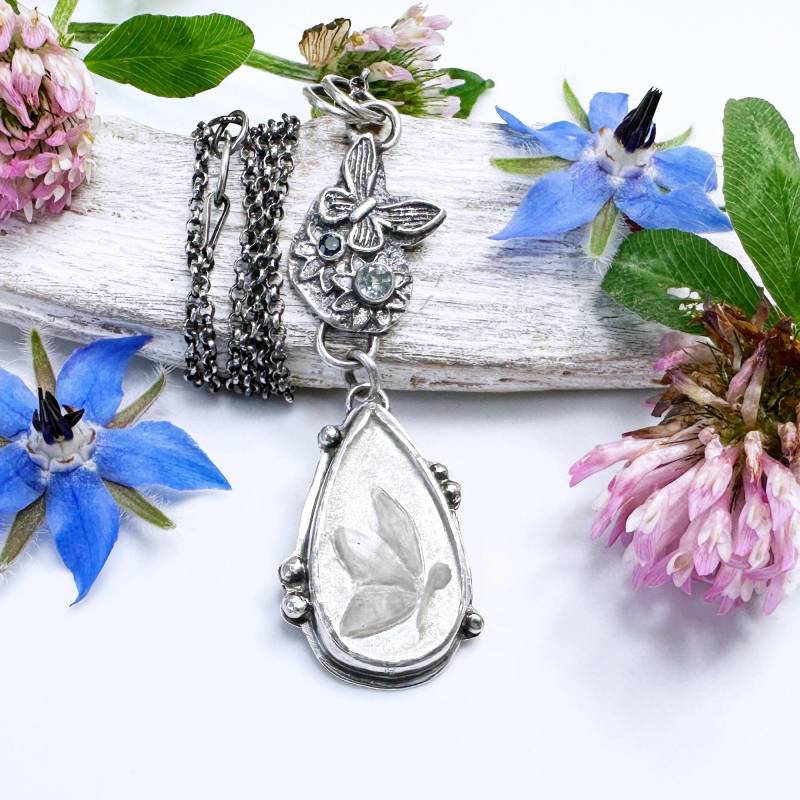 Klare Quarz, Ceylon Saphir, Blauer Topas, Bergkristall, Blumen Anhänger Sterling Silber, Schmetterling, Handgefertigt, Blüten Halskette von Filigry
