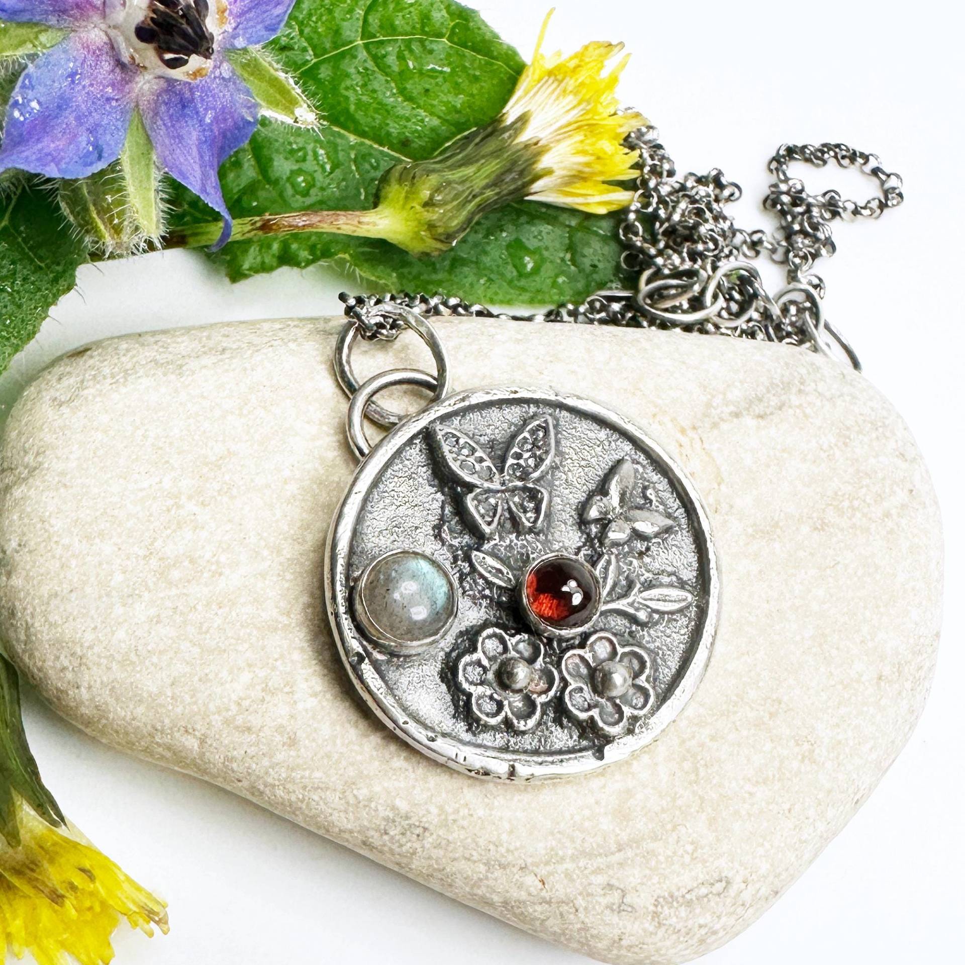 Medaillon Anhänger Silber, Charms, Hessonit Granat, Blauer Labradorit, Blumen Sterling Schmetterling, Halskette, Geschenk von Filigry