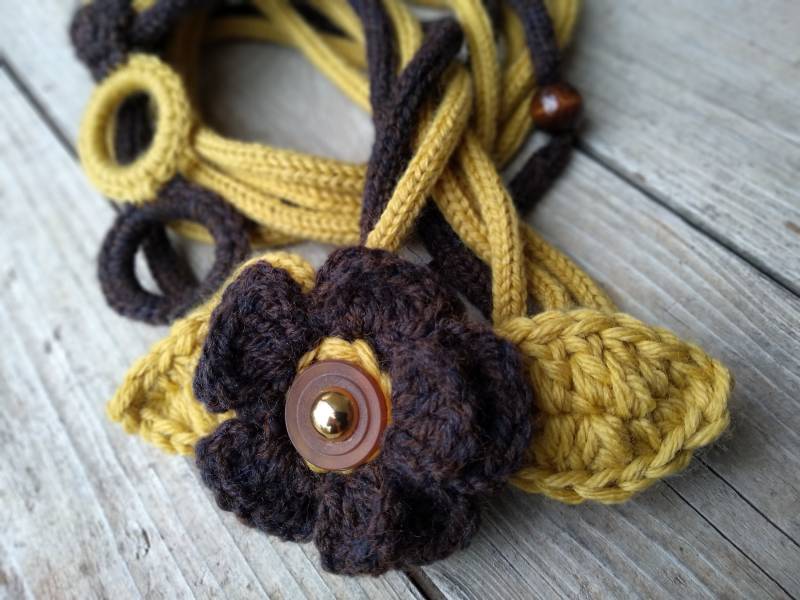 Halskette Mit Blume-Wolle-Winter-Mode. Juwel in Weitere Runden. Hypoallergenic Nickel Hals Wärmer. Original Und Warme Winter Schal von FilinFilando