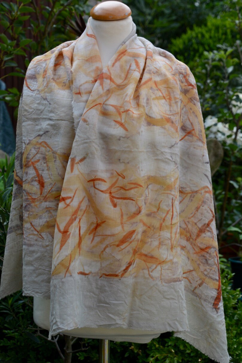 Hellgrauer Wollschal, Orange, Eco-Print, Merino Wolle, Schal, Handgefärbt, Eukalyptus, Handgemachtes Aus Dem Filzhaus16 Hellgrauer Wollschal, Orange, Eco-Print, Merino Wolle, Schal, Handgefärbt, Eukalyptus, Handgemachtes Aus Dem Filzhaus16 von FilzHaus16