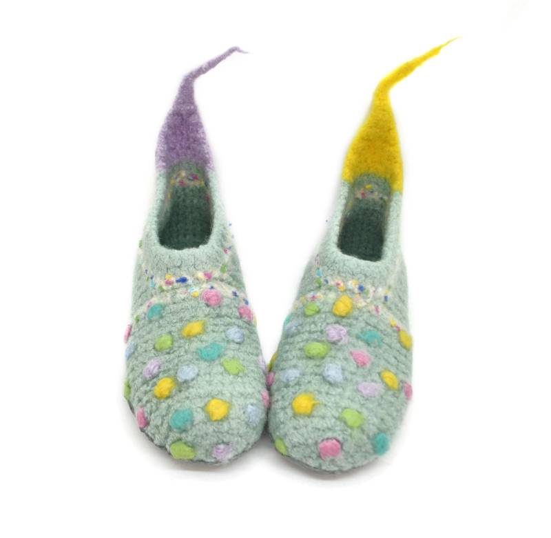Gr. 41 - Barfußschuhe, Filzschuhe, Filzstiefelchen, Salbeigrün Mit Bunten Bommeln, Knöchelwarm, Super Bequem, Rutschfest Gr. 41 - Barfußschuhe, Filzschuhe, Filzstiefelchen, Salbeigrün Mit Bunten Bommeln, Knöchelwarm, Super Bequem, Rutschfest von FilzSchluppyFee