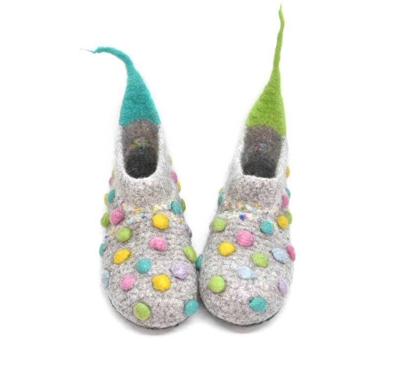 Gr. 42/43 - Barfußschuhe, Filzschuhe, Filzstiefelchen, Hellgrau Mit Bunten Bommeln, Knöchelwarm, Super Bequem, Rutschfest Gr. 42/43 - Barfußschuhe, Filzschuhe, Filzstiefelchen, Hellgrau Mit Bunten Bommeln, Knöchelwarm, Super Bequem, Rutschfest von FilzSchluppyFee