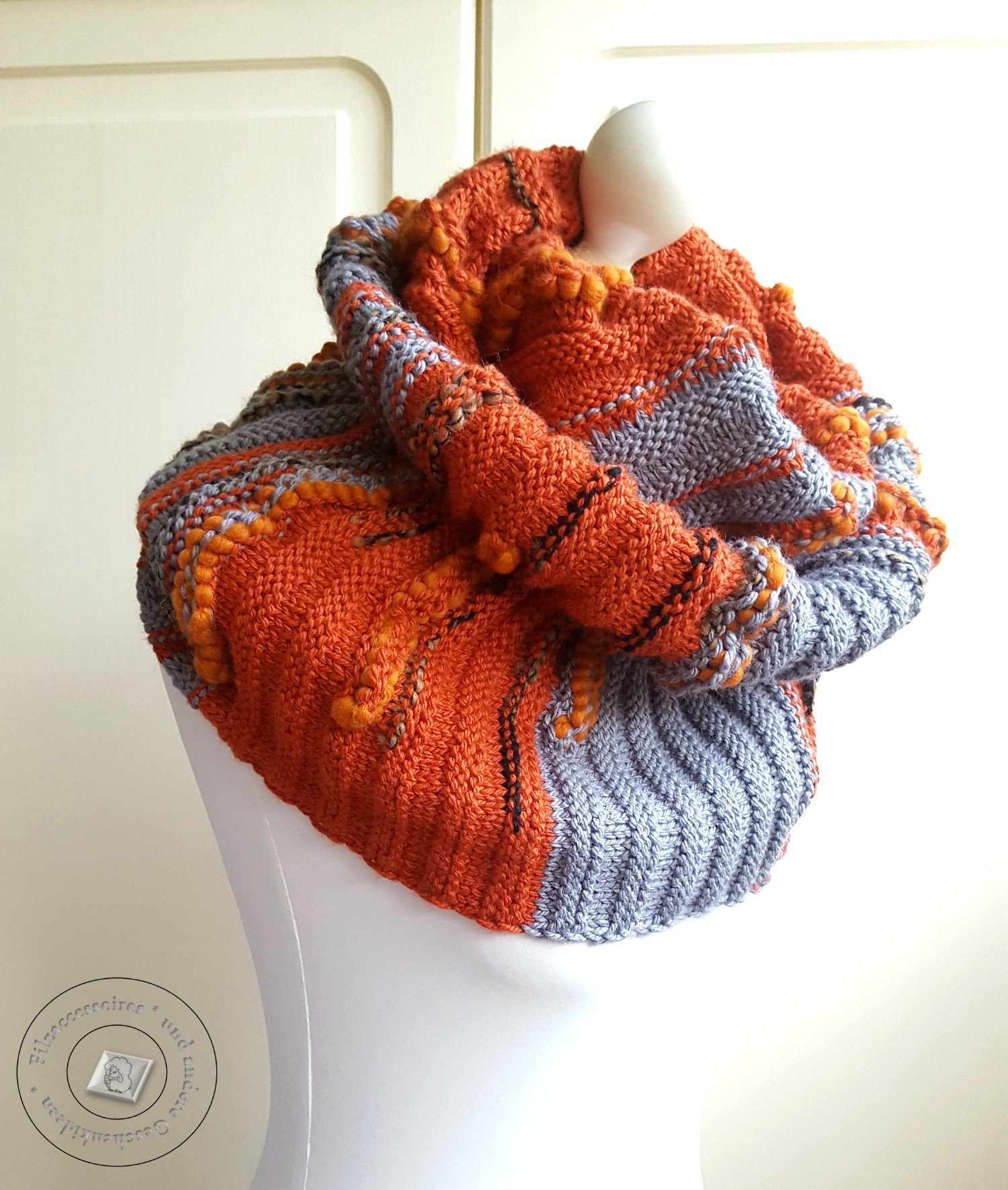 Damen Schal Handgestrickt, Grobstrick Winter Schlauchschal in Orange-Grau, Geschenkidee Für Sie, Winteraccessoires Damen, Handmade von Filzaccessoires