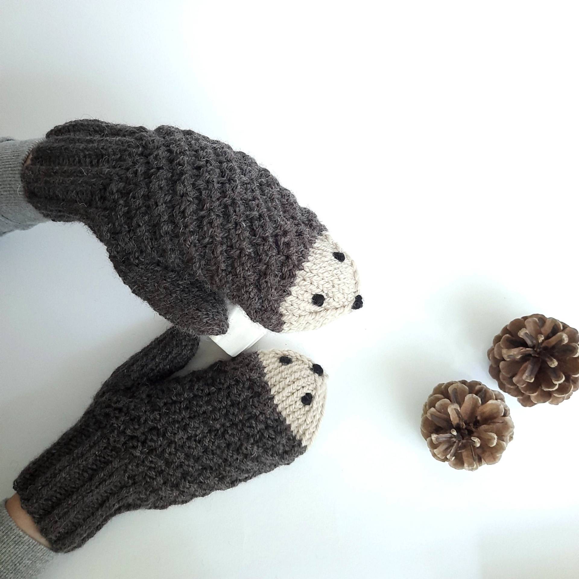 Fäustlinge Handgestrickt 100% Wolle, Igel Handschuhe Für Damen Braun Melange, Winteraccessoires Handmade, Lustige Weihnachtsgeschenke von Filzaccessoires