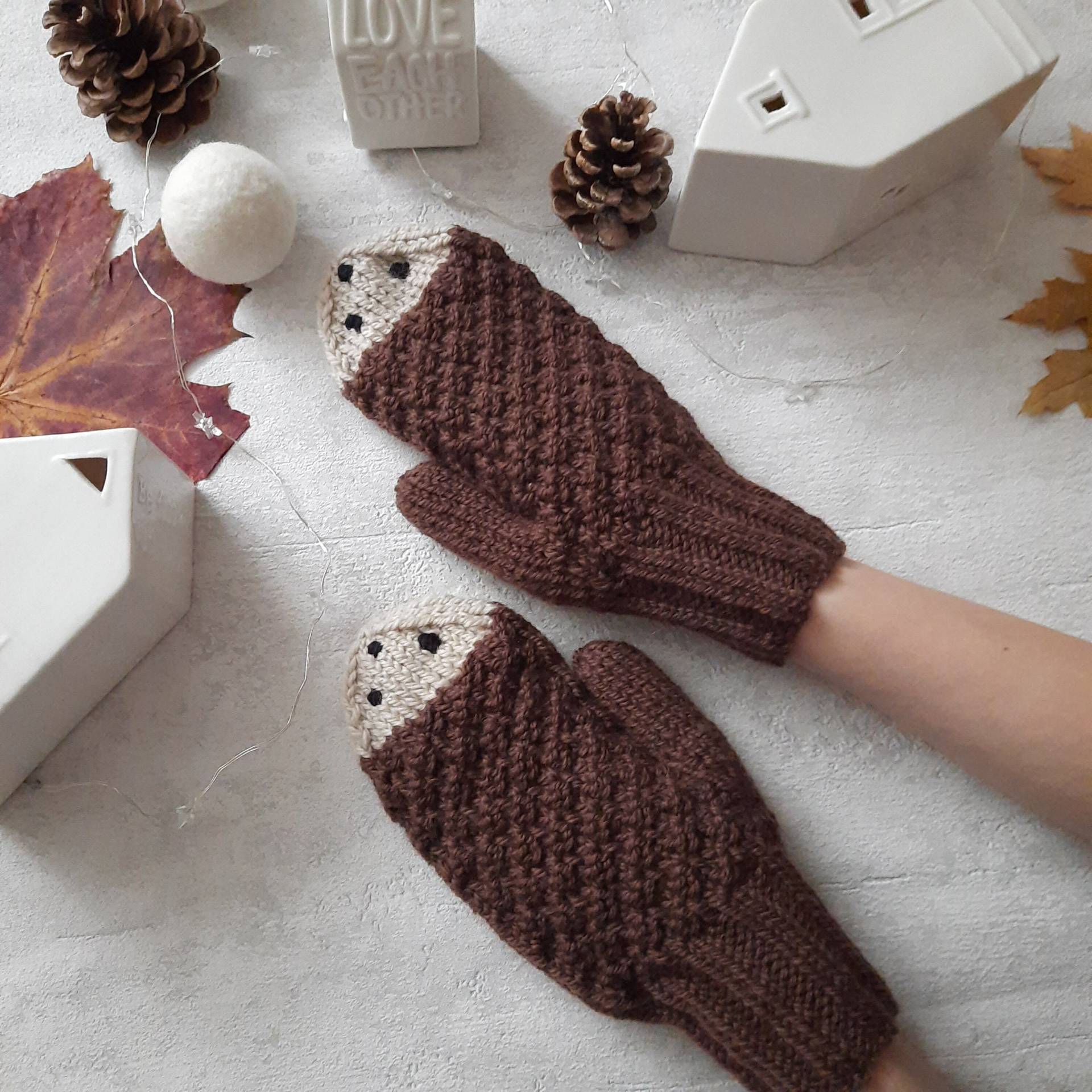 Fäustlinge Handgestrickt 100% Wolle, Igel Handschuhe Für Damen Schokobraun, Winteraccessoires Handmade, Lustige Weihnachtsgeschenke von Filzaccessoires