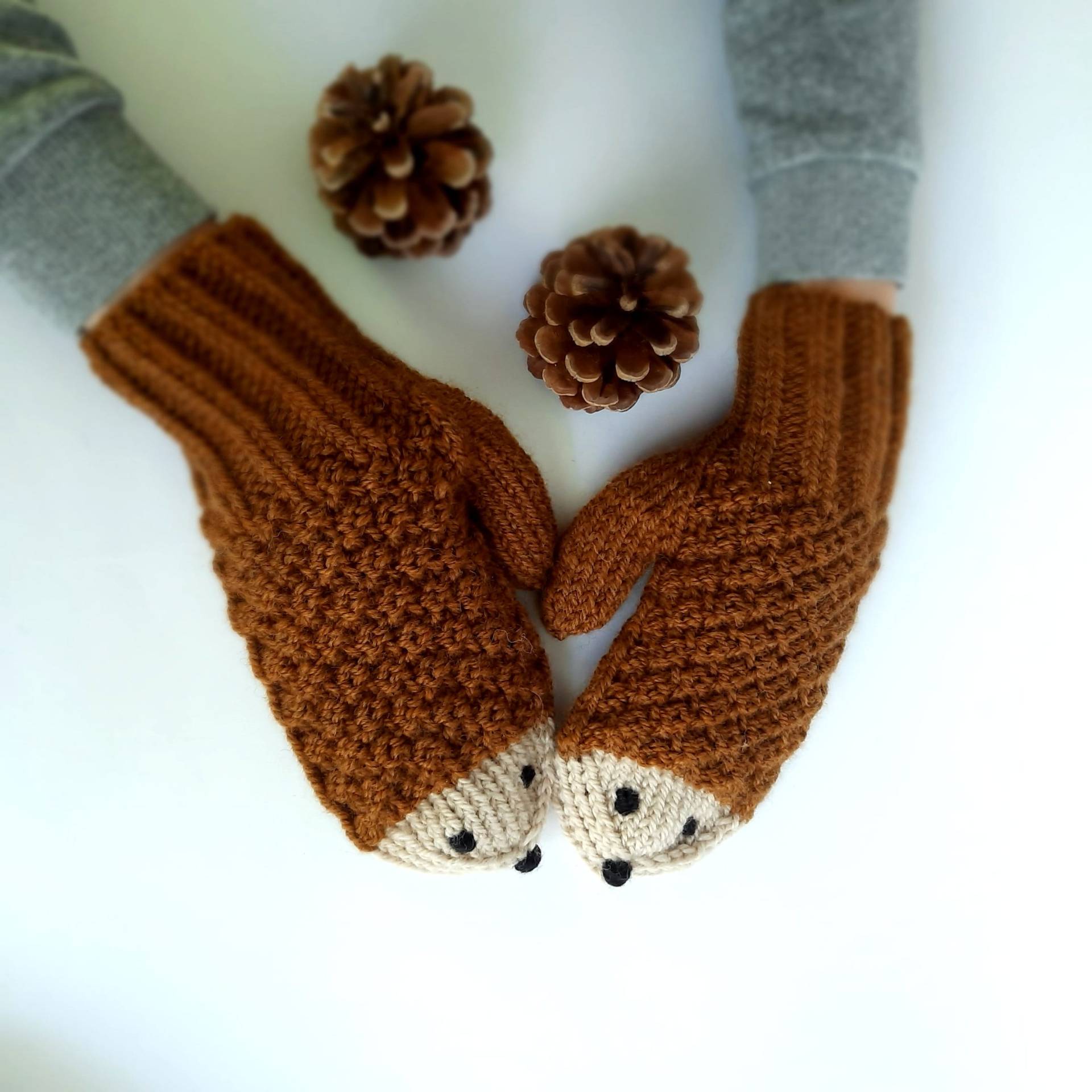 Fäustlinge Handgestrickt 100% Wolle, Igel Handschuhe Für Damen Toffee Karamel, Winteraccessoires Handmade, Lustige Weihnachtsgeschenke von Filzaccessoires