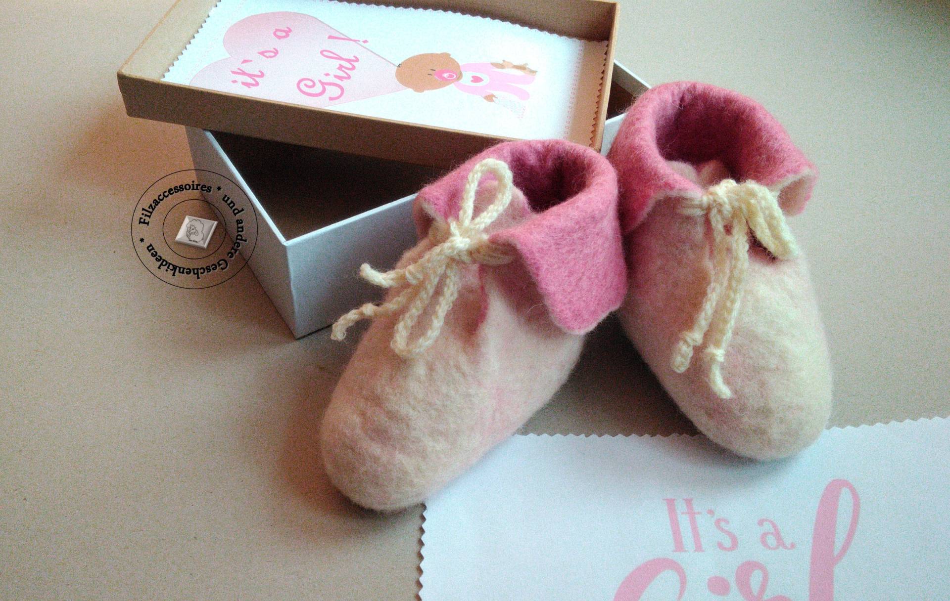 Geschenk Für Werdende Mutter, Zu Taufe Baby Mädchen, Babyschuhe Stiefelchen Gefilzt Aus Wolle Weiß-Rosa Gr.20/21, Warme Filzschuhe von Filzaccessoires